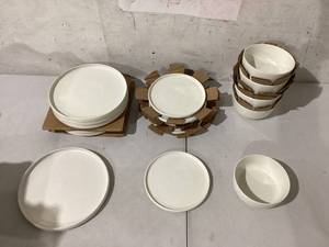 lot 484 image: SET OF 16 Ceramic Dinner Plates