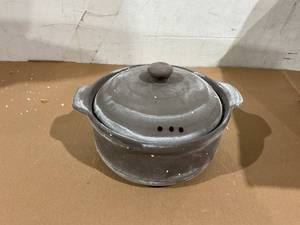 lot 122 image: Natural Terracotta Clay Pots for Cooking