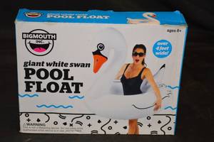 lot 43 image: Big Mouth Inc. Giant White Swan Pool Float