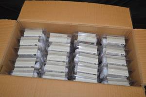 lot 8 image: Box of Autocraft 5-6 Polyester Microfiber Bonnets