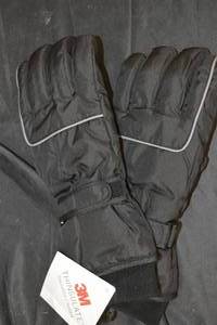 lot 14 image: 4ct Pair of 3M Thinsulate Winter Gloves