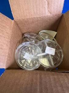 lot 75 image: 11 - Petri Dishes With Divider 3.5 Inches