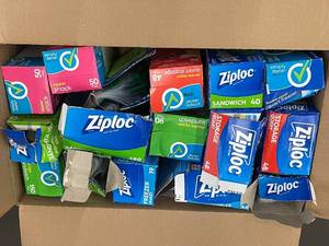 lot 4 image: Box of Quart, sandwich and snack Zip Locks                     J1