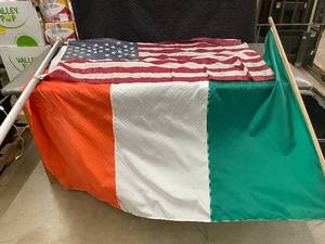 lot 11 image: US and Irish Flags                                                                B1 top