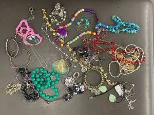 lot 15 image: Jewelry Bundle                                                            B1
