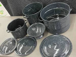 lot 30 image: Light weight camping cook pots                                      N3