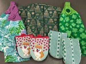 lot 31 image: Oven Mitts and Towels                                  J4