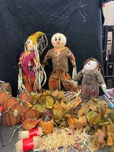 lot 125 image: Fall Display with leaves and straw                       O2