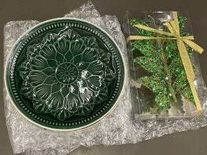 lot 134 image: 4 Green Plates and 4 green butterfly Hair Clips               K4