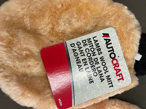 lot 190 image: Lambs Wool Car Polishing Mitts X.3                            L2
