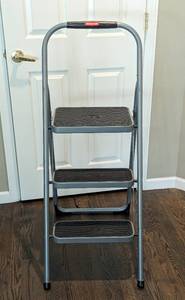 lot 148 image: Rubbermaid Step Ladder