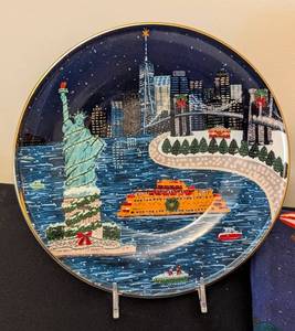 lot 109 image: Anthropologie Holiday in New York Plates and Dish Towel