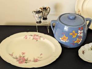 lot 128 image: Assorted Vintage Painted Porcelain Dishes