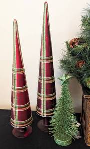lot 141 image: Decorative Holiday Trees