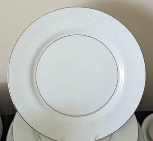 lot 85 image: Mikasa Bridal Veil Dish Set