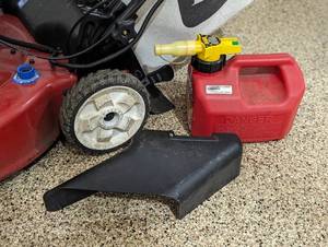 lot 41 image: Toro 22 Recycler Lawnmower and Gas Can