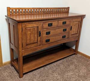 lot 6 image: Mission Style Oak Buffet