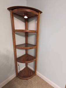 lot 7 image: corner shelf with Light