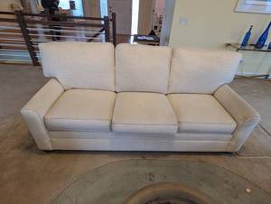 lot 8 image: Thomasville sofa