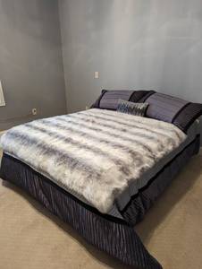 lot 28 image: Queen size Bed Linen, Faux Fur throwspread, decor pillow