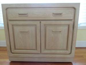 lot 21 image: Buffet bar or console on casters with expanding foldout top  Stanley Furniture