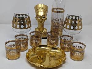 lot 32 image: All that glitters Gold barware