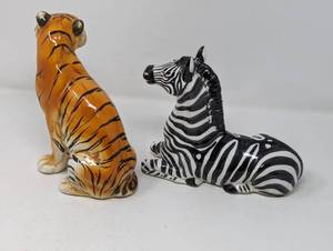 lot 43 image: Italian Collector Decor Ceramic painted tiger, zebra, blown glass (crystal) candy in dish