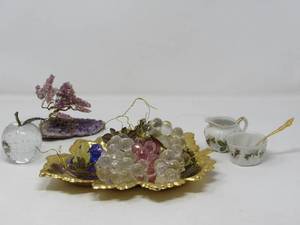 lot 44 image: Nostalgic Elegance Decor Group -
