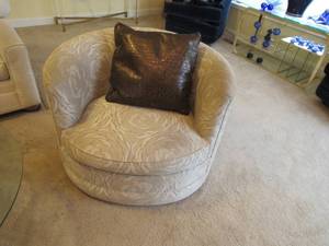 lot 10 image: 2 Tommy Bahama Swivel Chairs