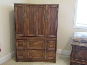 lot 63 image: Spacious MCM bureau  Perfect Storage Solution with Mid-Century Flair
