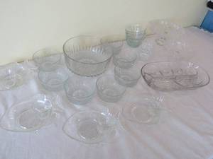 lot 75 image: Entertain in Style All Clear Glass Serving ware Set