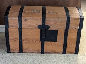 lot 59 image: Timeless Treasure Vintage Wooden Trunk in Excellent Condition