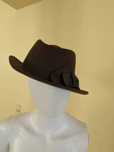 lot 92 image: 5 Vintage Hats