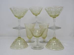 lot 77 image: Cheerful Sunshine Yellow Depression Glass Lot (Wines & 2 Ice Cream parfaits)