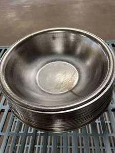 lot 28 image: Lot of 25 Mixed Brand Vintage Heavy Duty Stainless Steel 3-4 Quart&nbspWash Basins&nbspMixing Bowls Vollrath, Polar Etc - Great Condition