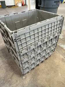 lot 47 image: Lot of 4 Round Trip Totes - In Good Condition