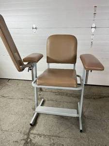 lot 71 image: CCI Bariatric Phlebotomy Chair with Adjustable Arms - In Great Condition