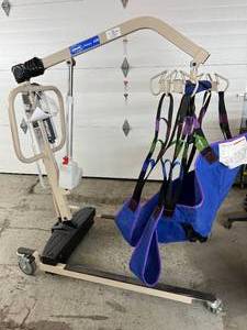 lot 75 image: MSRP $800 INVACARE&nbspRELIANT 450LB PATIENT HYDRAULIC LIFT WITH SLING -&nbspdesigned to lift patient from floor or transfer from bed to chair Comes apart in two pieces for easy transport No Charger (can be purchased online) Good Condition