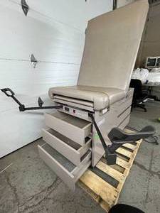lot 85 image: Midmark Ritter 100-038 Examination Table with Stirrups, Slide Out Step, Power Outlets &amp Built-In Supply Item Drawers - In Great Condition