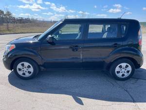 lot 17G image: 2011 Kia Soul - 2 OWNERS - MANUAL