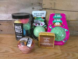 lot 18 image: Lot of 6 Assortment Bath Bombs