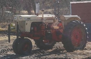 lot 1 image: 1958 800 Case Automatic