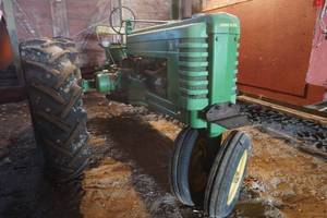 lot 11 image: 1950 John Deere B