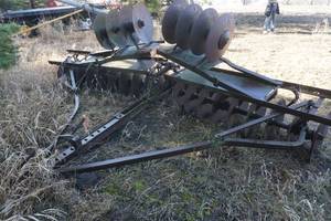 lot 27 image: John Deere 10 ft Single Disc with wings