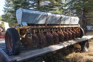 lot 28 image: Minneapolis Moline 10 ft End Wheel drill wgrass