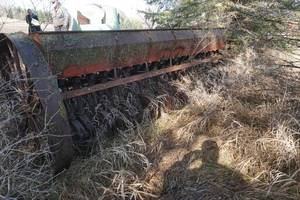 lot 29 image: 1946 Case End wheel drill wgrass (high steel)