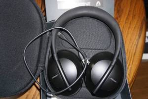 New in Box BOSE Noise Cancelling Headphones 700