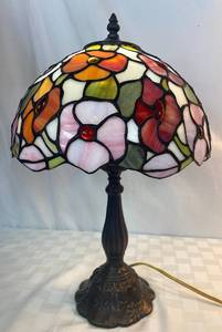 lot 33 image: Tiffany Style Multi-Color Flower Tabletop Lamp