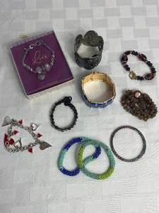 lot 39 image: Assorted Bracelet Lot