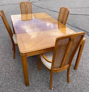lot 50 image: Stanley Furniture Co. Table and 4 Chairs - 2 chairs with arms, 2 armless